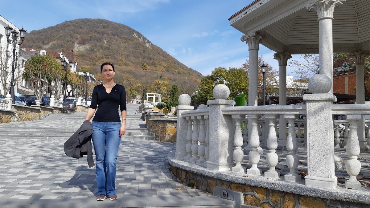 вид на гору Железную с каскадной лестницы на ул. Чайковского