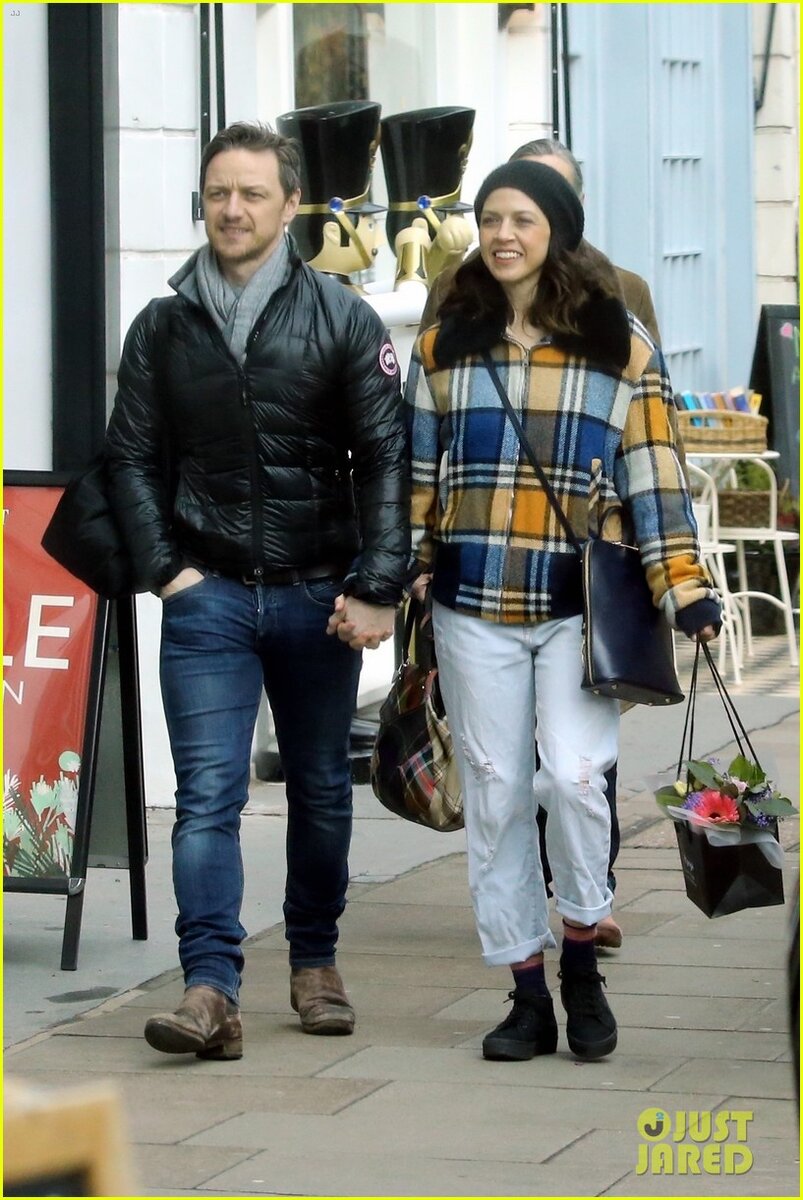 Источник: http://www.justjared.com/photo-gallery/4237147/james-mcavoy-lisa-liberati-pda-london-42/fullsize/ 