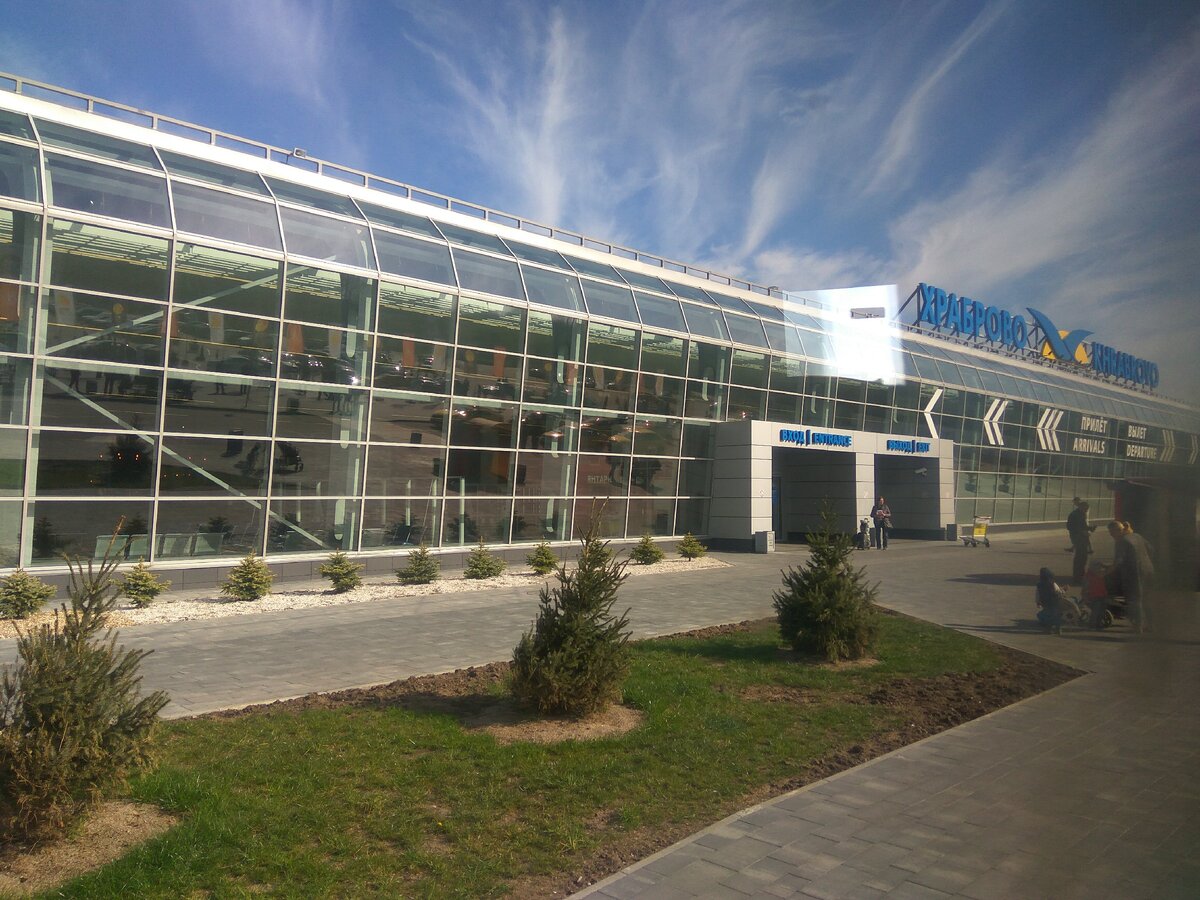 Терминал аэропорта Храброво. Вид из автобуса.