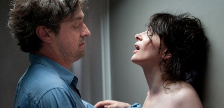 Журналистка Анна (Жюльет Бинош (55)) занимается расследованиями для журнала. Она решает написать о студентках, которые зарабатывают на обучение проституцией. Но вскоре Анна понимает, что это уже не просто сбор материалов для статьи – она сама стала по-другому смотреть на секс за деньги. Как изменится ее жизнь?