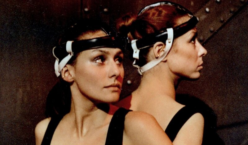 Вообще-то «Новые амазонки» - фильм про мир без мужчин. Однако главные роли в картине достались представителям сильного пола: Ежи Штуру и Ольгерду Лукашевич, сыгравшим парочку участников эксперимента по заморозке. По сюжету, мужчины должны были пролежать в специальных капсулах три года, но в итоге «впали в спячку» на полвека с лишним. Очнувшись, они оказались в мире, где мужчинам больше нет места.