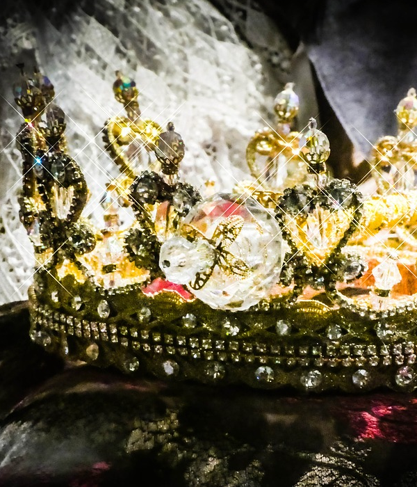 https://cdn.pixabay.com/photo/2017/08/20/11/06/crown-2661334_960_720.jpg