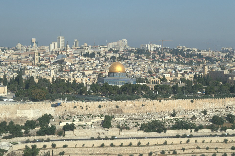 https://cdn.pixabay.com/photo/2015/09/23/09/21/jerusalem-953226_960_720.jpg