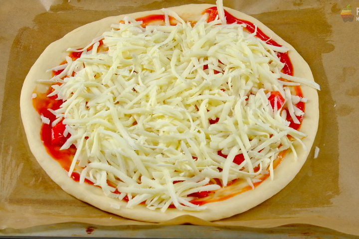 Готовим пиццу дома, получается намного вкуснее чем в кафе или на заказ