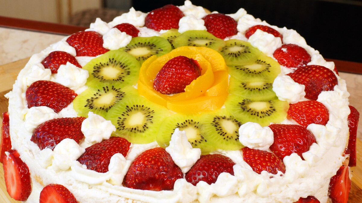 Вкусный торт с фруктами