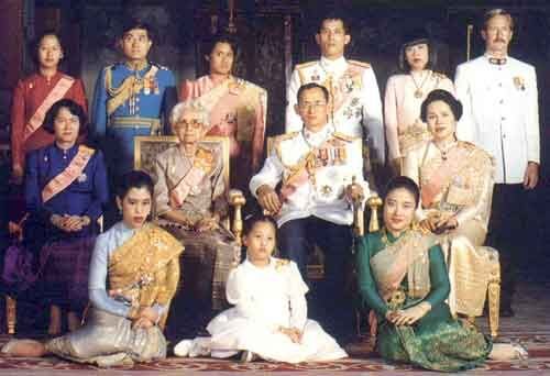 Король Пумипон, Рама IX с семьёй