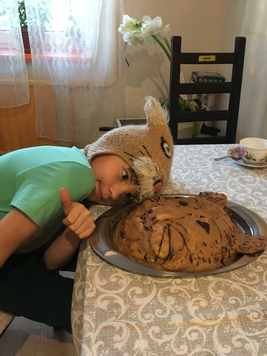 Пума в пумсокой шапке и с пумским тортом