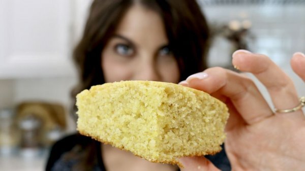  
Новый Год уже не за горами, и приготовление кукурузного хлеба к Новому Году является традицией для многих семей. Есть много различных способов приготовить кукурузный хлеб, но этот рецепт мне особенно нравиться. Есть кукурузный хлеб приготовленный по этому рецепту очень вкусно с медом и вареньем или многие едят просто запивая молоком. Поэтому, если вы хотите сделать свой собственный праздничный кукурузный хлеб, рецепт которого до смешного прост, то следуйте пошаговому руководству приготовления.
Кухонная посуда: