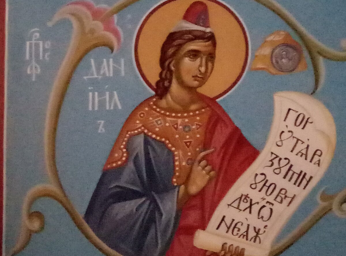 Фрагмент росписи на своде трапезной. Храм Успения Пресвятой Богородицы "за верхом" г. Калуга. На росписи пророк Даниил, безбородый юноша с маленькой шапочкой на голове, в руке свиток.  Короткая туника, украшенная знаками высокого социального положения, говорит о приближенности к царю. Надпись на свитке гласит: "гору тя разумную видех, от нея же отсечеся камень...". Изображен Богородичный символ - гора. "Камень неиссякомый, от горы отсеченный" - этими понятиями выражается мысль о Приснодевстве Божией Матери.  