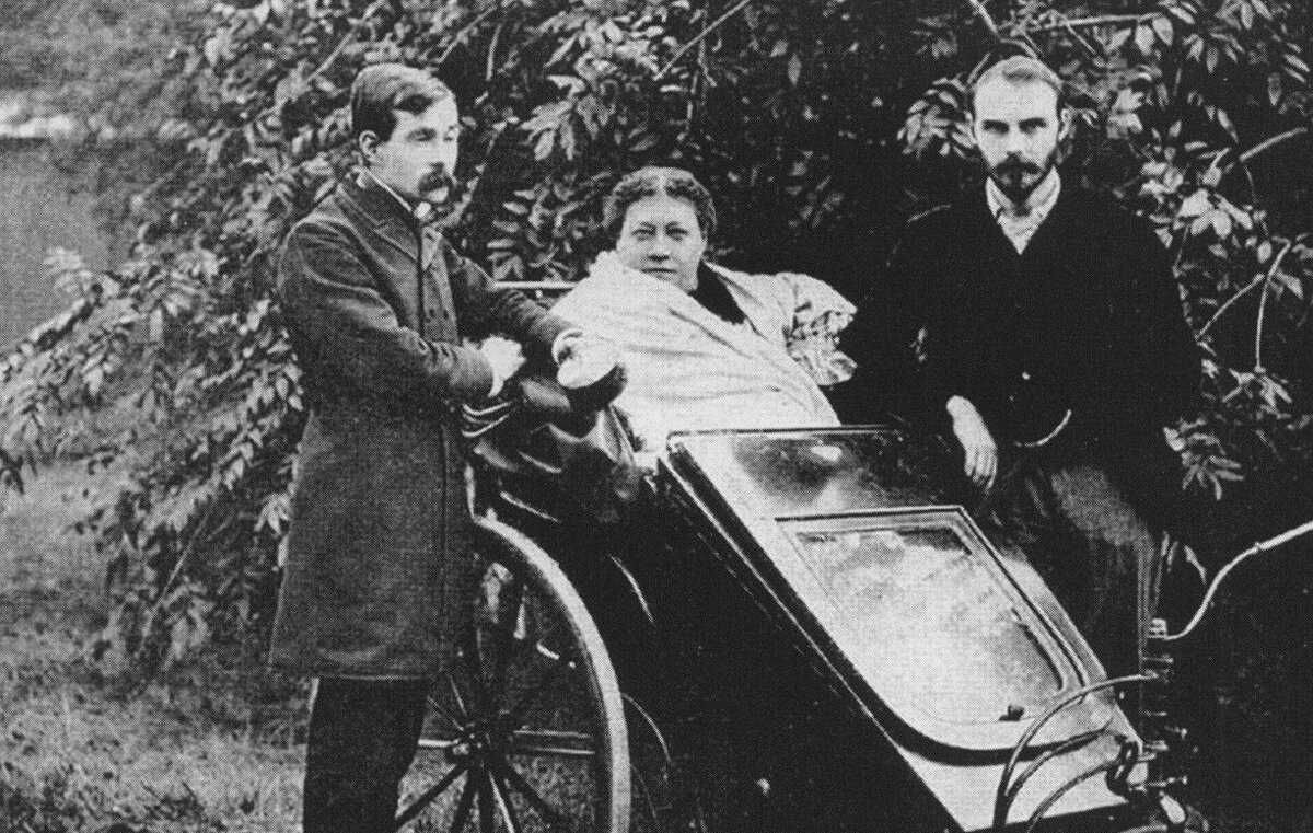 Е. Блаватская в кресле-каталке в окружении единомышленников. Фото из открытых источников.