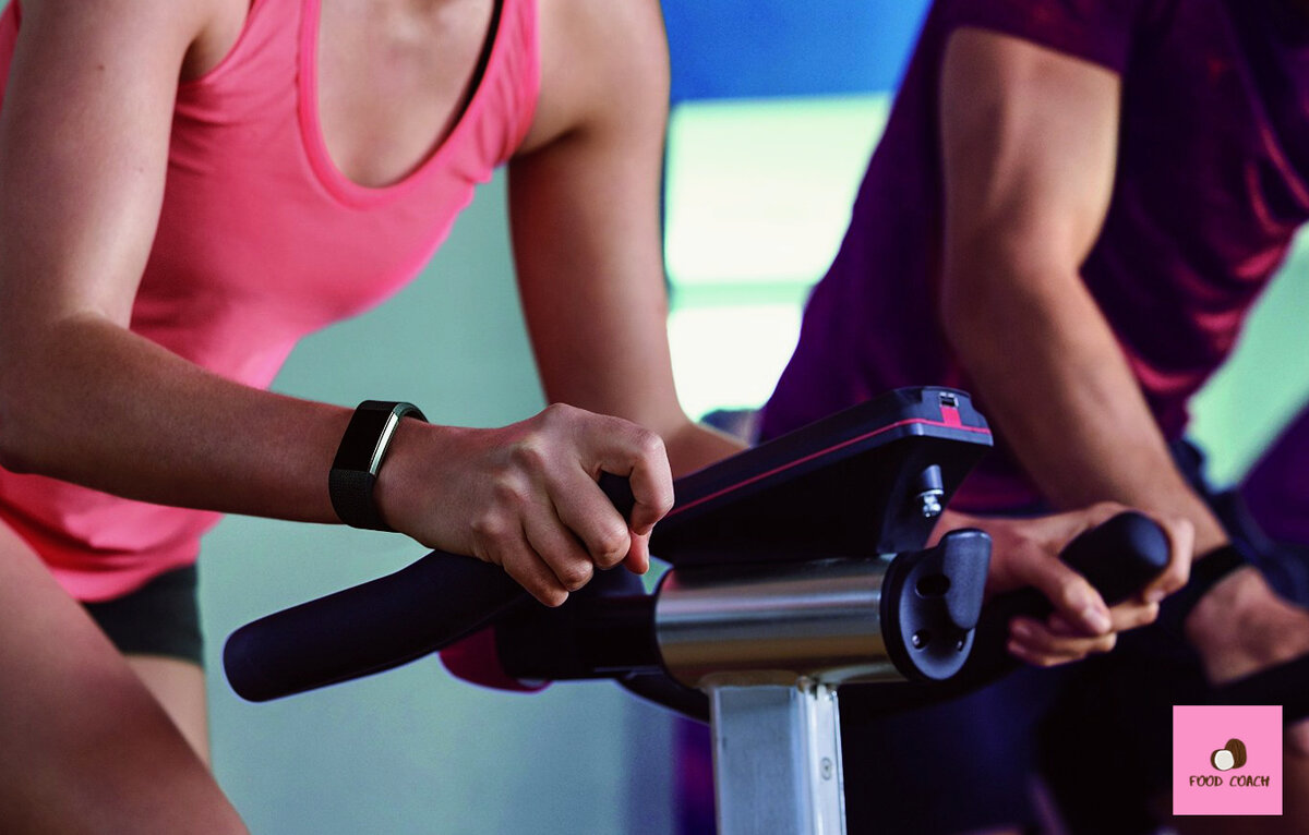 Track fitness. Фитнес-браслет девушка. Спортсмен с фитнес браслетом. Гаджеты для занятия спортом. Девушка с Финес браслетом.