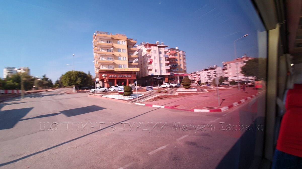 В середине ноября в Анталии было жарко и солнечно. Это, кстати, это отличный сырный магазин.