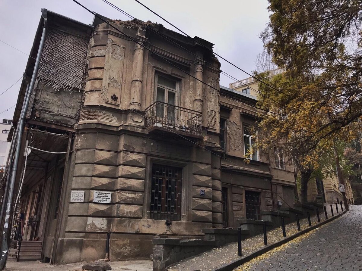 Старинные дома здесь кругом. Ветхие, но удивительно красивые