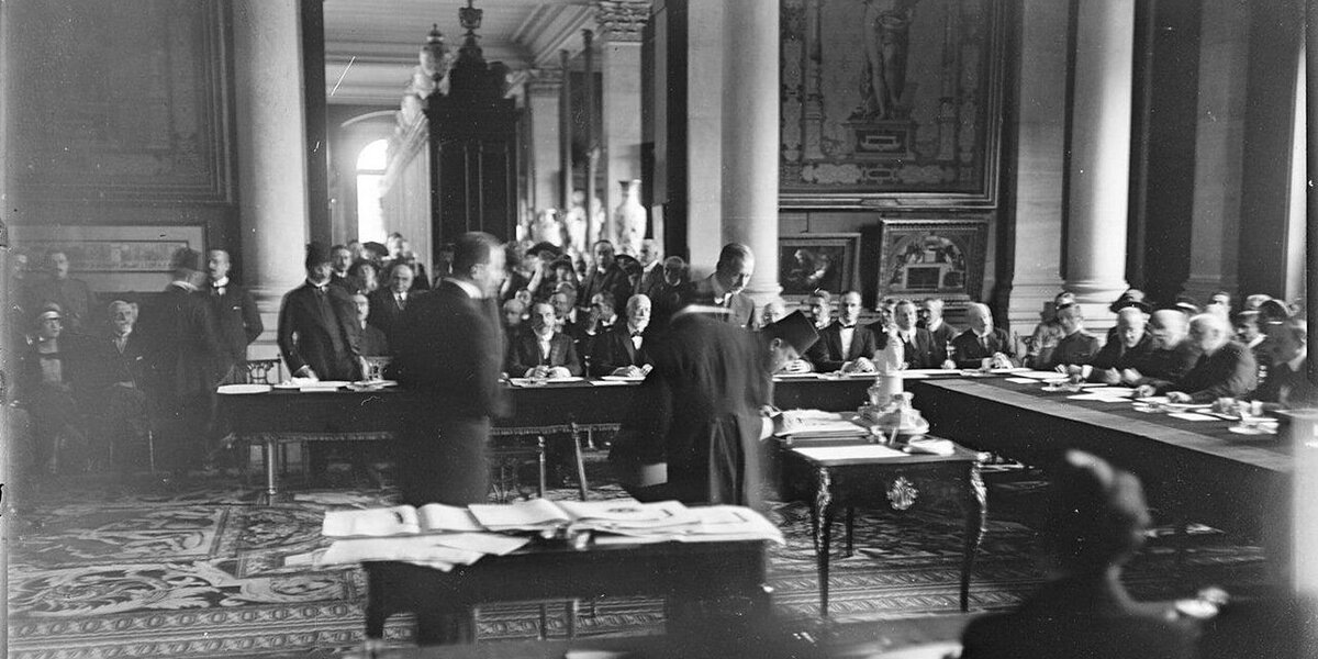 Российской делегации здесь нет. Мир делят без нас.