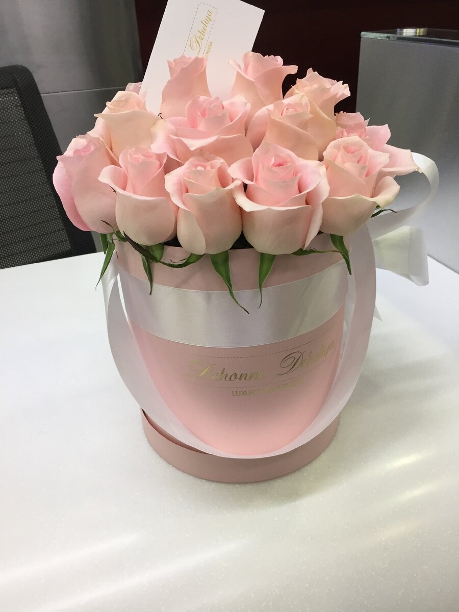 На всех фото только Эквадорские розы в коробках Dzhonni Dzheliya Flowers.