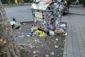В Сочи происходит «пластиково-жестяной коллапс»: содержимое сетчатых контейнеров более 10 дней не вывозится во всех микрорайонах нашего города. 
Возле баков разрастаются кучи вторсырья, любовно разделённые жителями.






Большинство жителей Сочи ранее восприняли установку сетчатых контейнеров для пластика, жести и макулатуры с интересом, и, понимая важность раздельного сбора отходов (тем более — в городе-курорте) стали сортировать отходы.

Но что же происходит в нашем городе сейчас?!

Новая администрация Сочи фактически рушит уже сложившуюся систему раздельного сбора, к которой за эти годы привыкло население, и проявляет, таким образом, полное безразличие к раздельному сбору отходов в целом !