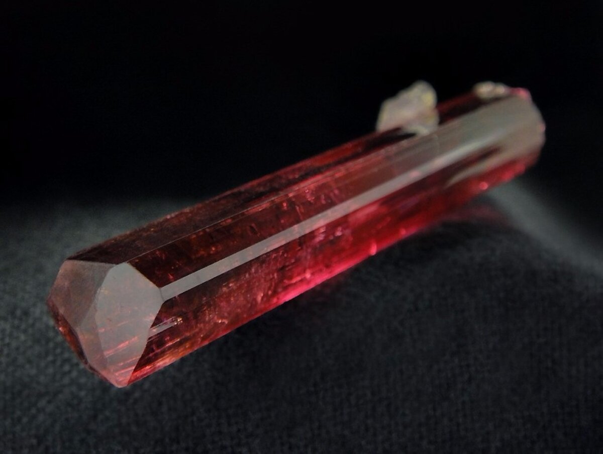 Кристаллы буры. Рубеллит минерал. Tourmaline Rubellite. Рубеллит Кристалл. Пегматиты с турмалином.