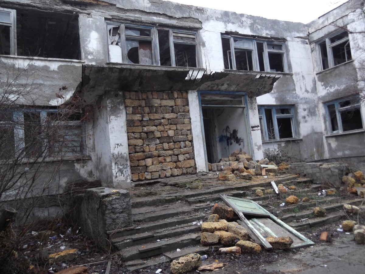                                     Развалины старого садика. Это было при Украине