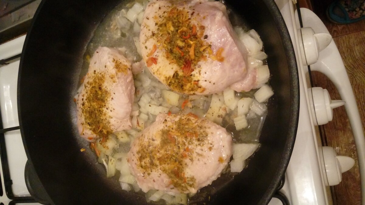 Пока вот эта вкуснятина готовится, я пишу на Дзене. Это качественная еда, а не те баварские сосиски из фатерлянда. 