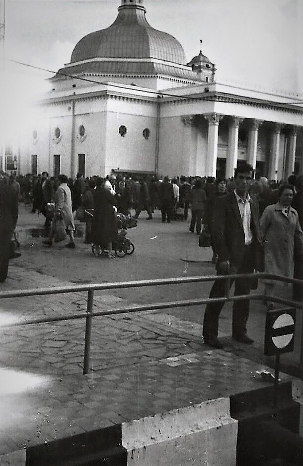 Загадка из СССР: женщина на платформе одета в пальто и шапку, но на ногах у нее тапки. Как так?