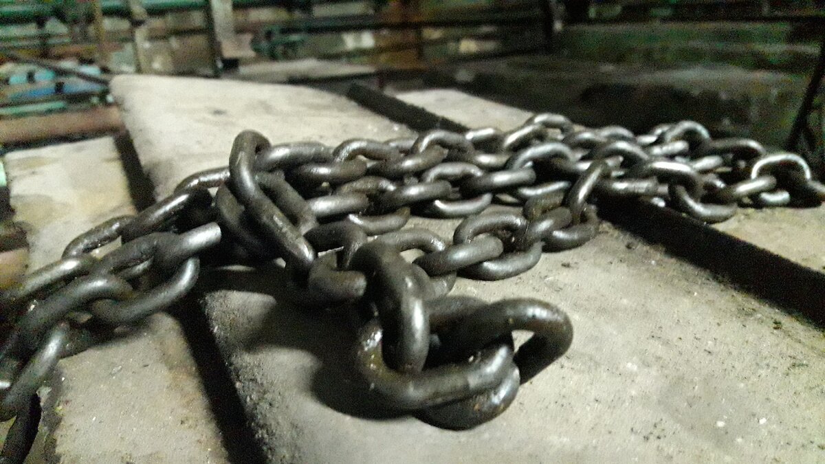 На фото цепь, которой приводится  в движение тележка мостового крана.  Казалось бы, но и эта цепь часть производственной традиции, согласно которой этот кран всё ещё в боевом строю.