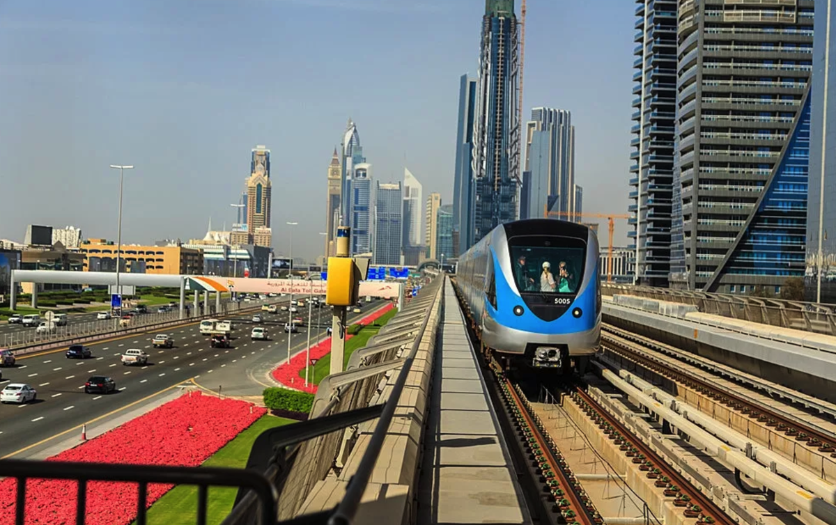 Дубайское метро. Надземное метро Дубай. ОАЭ метро Дубая. Метро Дубай поезд. Метрополитен Дубай.