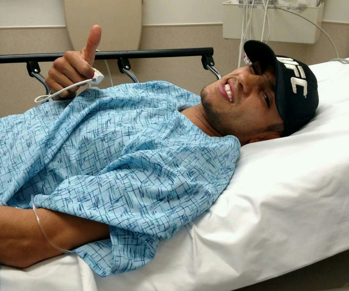 Тони Фергюсон травмировал колено. 