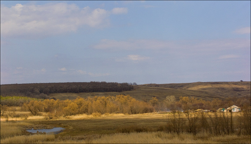 Курган стоит на высоком правом берегу степной речки Средней, недалеко от места впадения в Берёзовую.