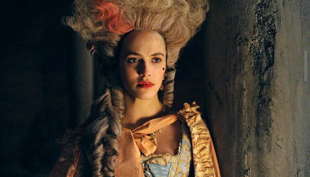 1763 год. В Лондоне каждая пятая женщина - проститутка,поэтому этот город считается оплотом разврата... Многие женщины сознательно идут в бордели,стремясь сколотить какое-никакое состояние,другая альтернатива у них - лишь удачное замужество,которое уготовано не всем... Владелицы борделей держат свои заведения жесткой рукой,но городские власти недовольны существующим положением дел и намерены прекратить это...