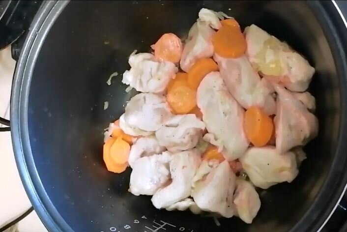 Обжариваем кусочки филе курицы с овощами
