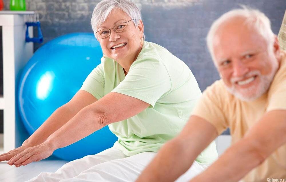 Счастливая пара занимается спортом