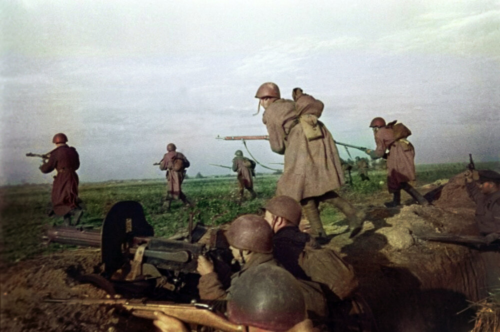 Солдаты идут в атаку. Восточная Пруссия. 1945 г. Автор: Федор Кислов. Фотография использована в качестве иллюстрации.