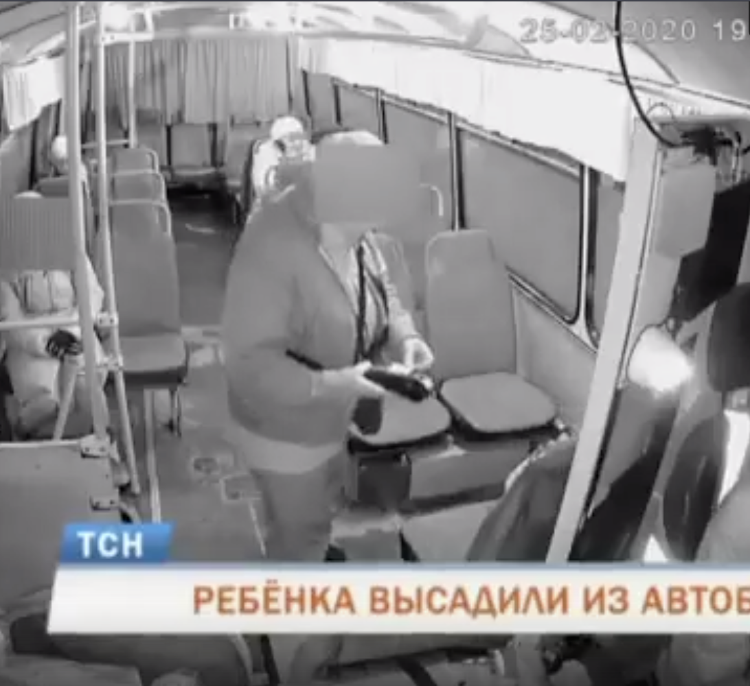 высадили с автобуса. выгнали ребенка из автобуса. ребенка высадили из автобуса. ребенка высадили из автобуса в мороз. автобусный парк в новопеределкино.