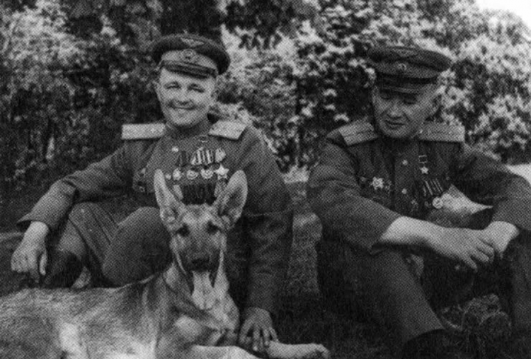 https://foto-history.livejournal.com/ Герой Советского Союза гвардии-лейтенант Е.П. Мариинский, ГеройСоветского Союза гвардии-капитан М.В. Лусто и Джульбарс, 1945 год.