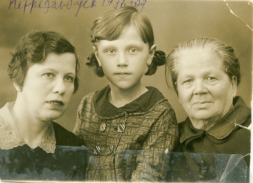 "1936  год. Я в центре,  тетя Поля и бабушка Груша  в Петрозаводске"