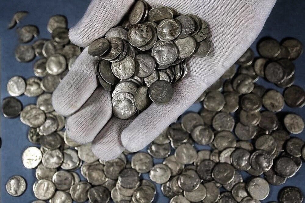 5 кг римского серебра найдено в Польше. Монеты датируются вторым веком, поскольку изображены:  император Нерва (правил в  98 году) и Септимус Северус (правил в начале 2 века) (фото Stanisław Staszic Muzeum Hrubieszów)
