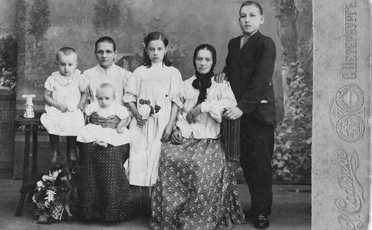 Маленькая Шурочка крайняя слева, а рядом мама Шурочки с маленьким Митей на руках.