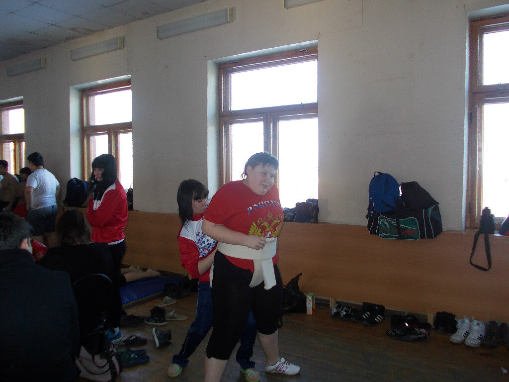 Борцы сумо выступают в специальном поясе моваси, которое затягивается очень туго