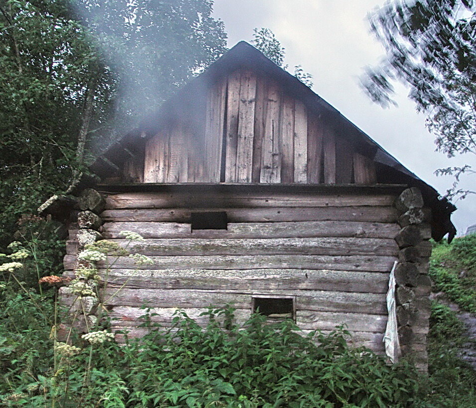 Дым выходит через щели в крыше и через специальное дымовое окно.