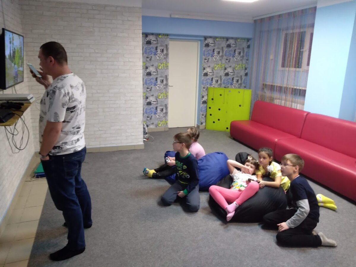 Дети видят, кто  их через несколько минут будет "веселить"...