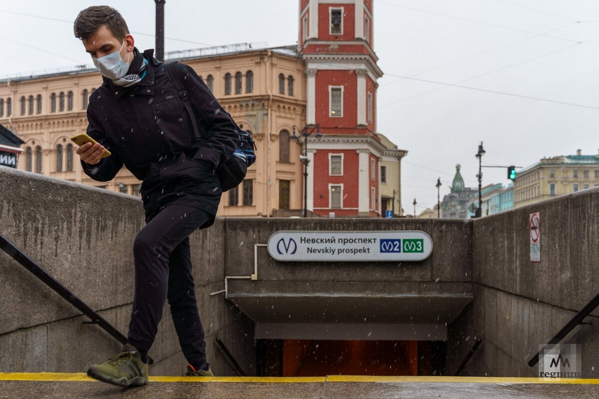 Люди в масках коронавирус СПБ