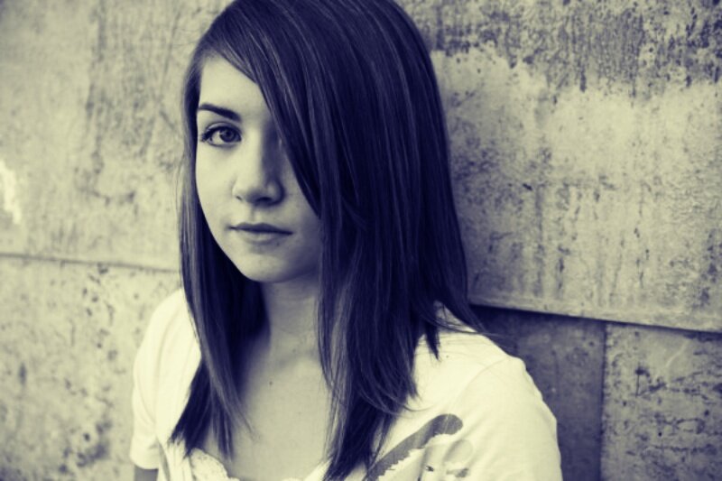 картинка брюнетка с цветами стесняется. Cara delevingne лысая. Girlish mood. девушка ноль. Vogue бритый час.