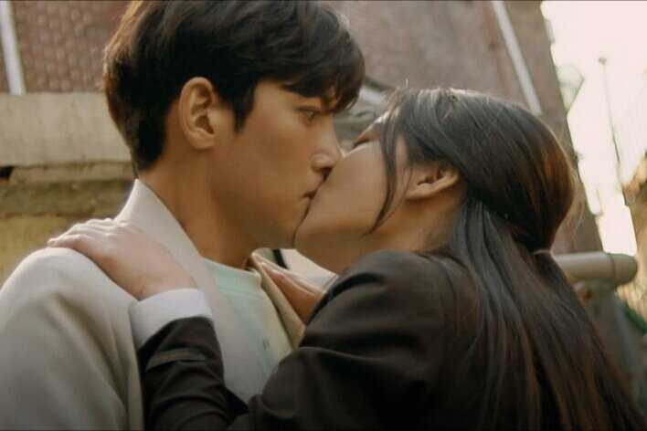 Кадр из дорамы «Круглосуточный магазин Сэт Бёль»