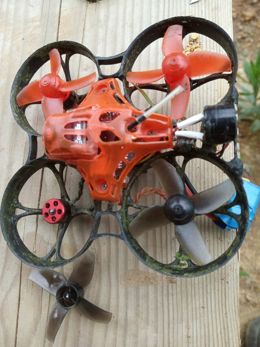 Двигатель отдельно, проп с куском оси отдельно.