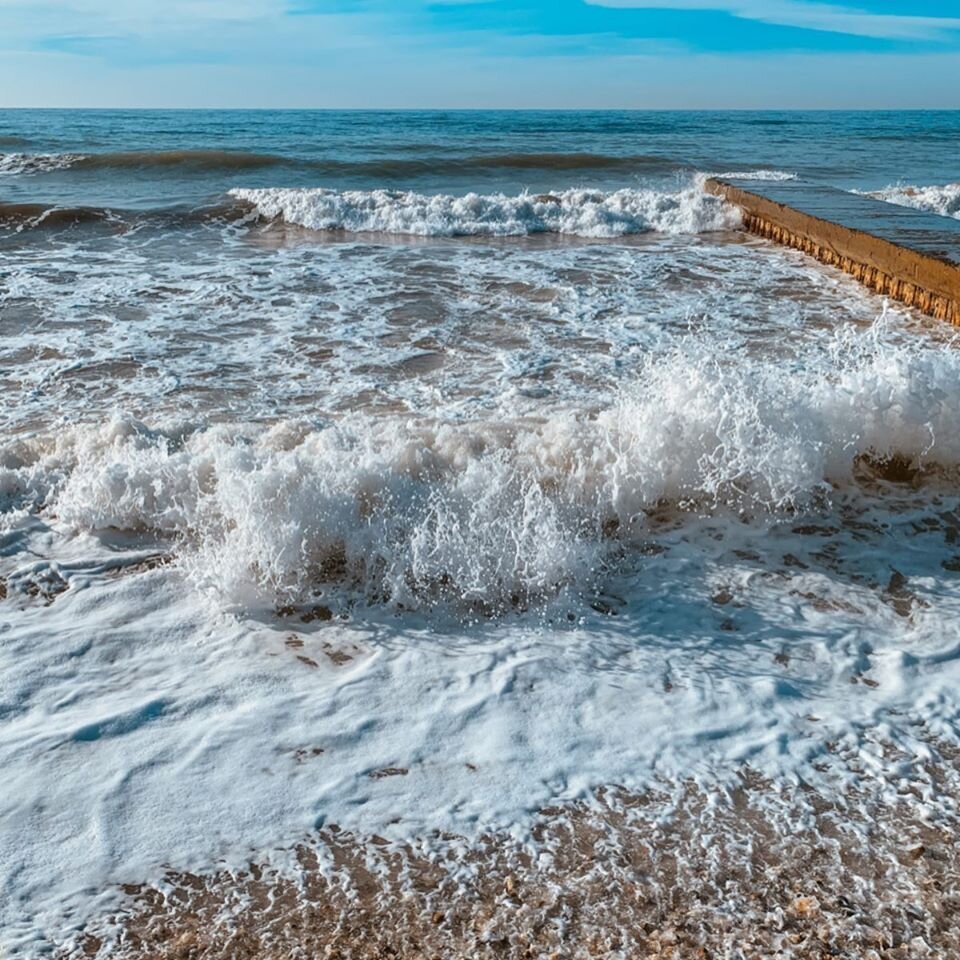 Вода в дивноморском сейчас. Дивноморское Волнорез. Море Дивноморское в шторм. Дивноморское пляж Лагуна. Аравийские Пески Дивноморское.