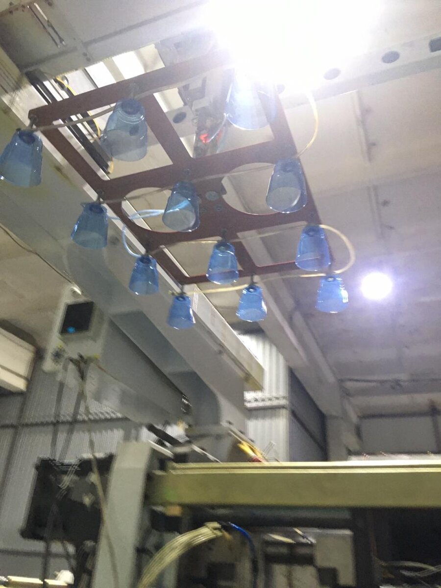 Съём изделий осуществляется с использованием робота, исключён человеческий фактор. 