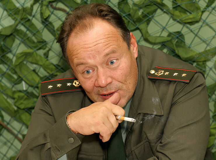 Алексей Маклаков - Российский актер театра и кино, а также заслуженный артист РФ. Этот талантливый и харизматичный человек стал известен после выхода на телеэкраны Российского сериала "Солдаты", где он сыграл одну из ключевых ролей - "безбашенного", веселого и находчивого прапорщика "Шматко".
