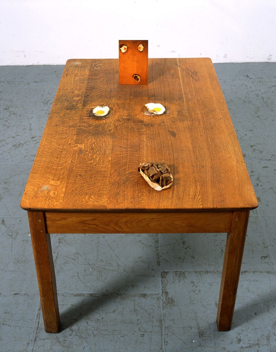 Сара Лукас. 2 жаренных яйца и кебаб. 