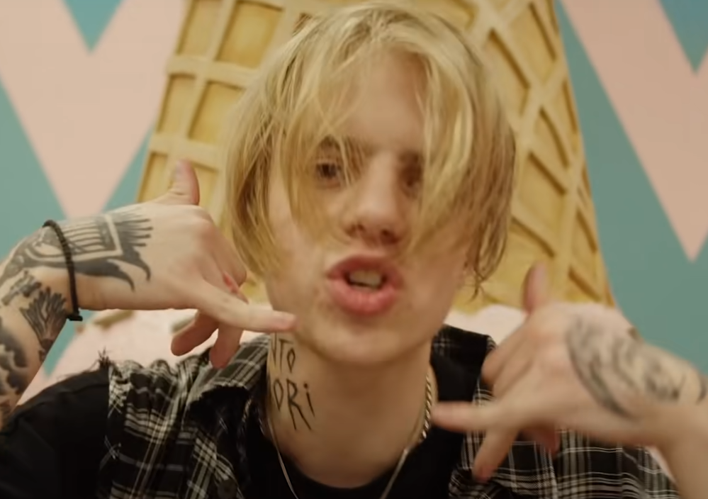 сытый репер звонит маме