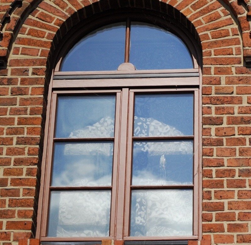 6 параметров, которые сильно влияют на цену деревянных окон со стеклопакетом